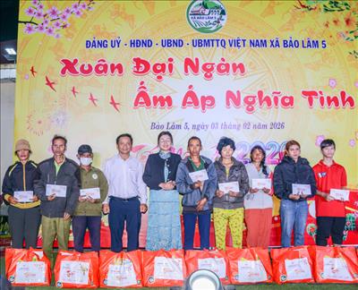 “Mỗi phần quà là sự sẻ chia, gửi gắm mong muốn một cái Tết ấm áp, đủ đầy hơn cho bà con” – Đó là mong muốn của Tập thể Cán bộ Công nhân viên  Công ty Thủy điện Đồng Nai 