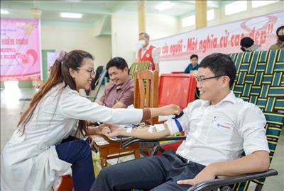 Một giọt máu cho đi – Một cuộc đời ở lại