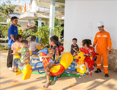 Công trình thanh niên “Sân chơi cho em” – Lan tỏa yêu thương, gắn kết cộng đồng