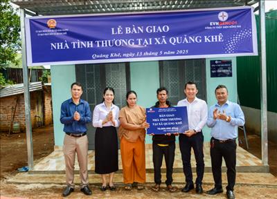 Công ty Thủy điện Đồng Nai trao tặng nhà tình thương cho gia đình bà K’Sia tại xã Quảng Khê, huyện ĐăkGlong, tỉnh ĐăkNông