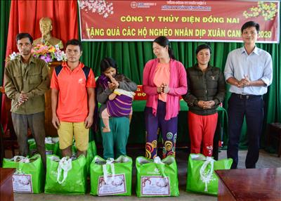 Trao quà Tết xuân Canh Tý cho hộ nghèo xã Đăk Xom