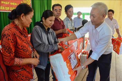 Trao quà Tết xuân Canh Tý cho hộ nghèo xã Đăk Plao