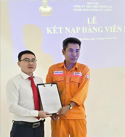 Chi bộ phân xưởng sửa chữa kết nạp đảng viên mới - Nguyễn Đức Thuận