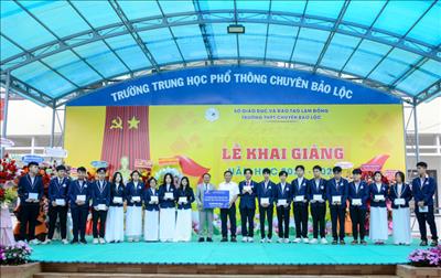 Lan tỏa yêu thương - Tiếp bước em đến trường Công ty Thủy điện Đồng Nai tài trợ 290 triệu đồng học bổng cho học sinh có hoàn cảnh khó khăn phấn đấu học tốt năm 2025
