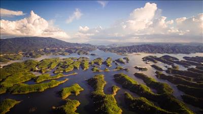 Khám phá "Vịnh Hạ Long" trên Cao Nguyên