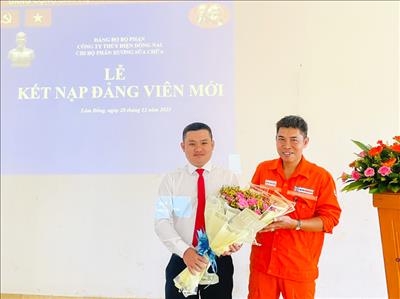 Chi bộ Phân xưởng Sửa chữa tổ chức lễ kết nạp đảng viên mới
